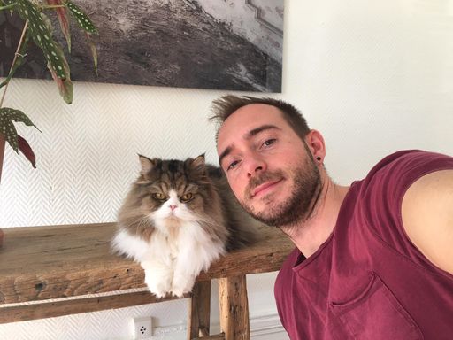 Junger Mann macht Selfie mit Katze