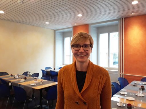 Junge Person mit blonden Haaren in einem Restaurant.