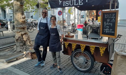 Mann und Frau vor einem Kaffeetand auf Rädern.